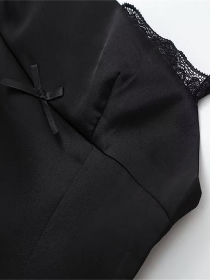 Camisole féline en satin imprimé léopard avec détails en dentelle délicate