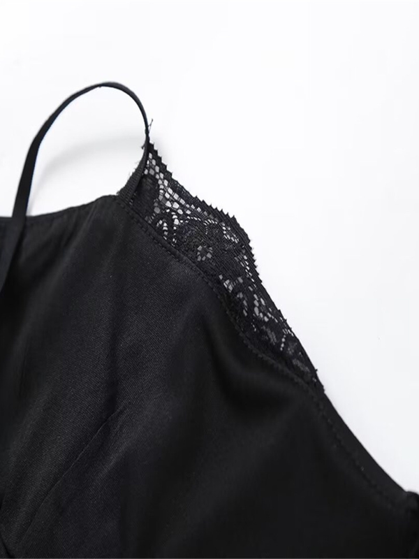 Camisole féline en satin imprimé léopard avec détails en dentelle délicate