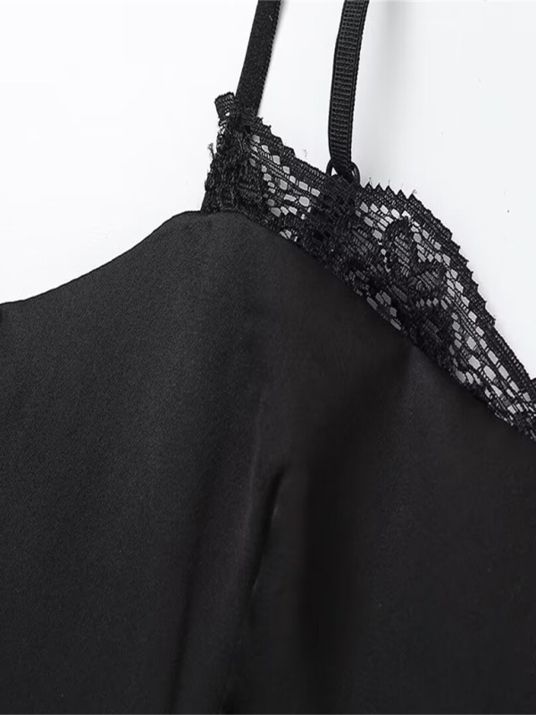 Camisole féline en satin imprimé léopard avec détails en dentelle délicate