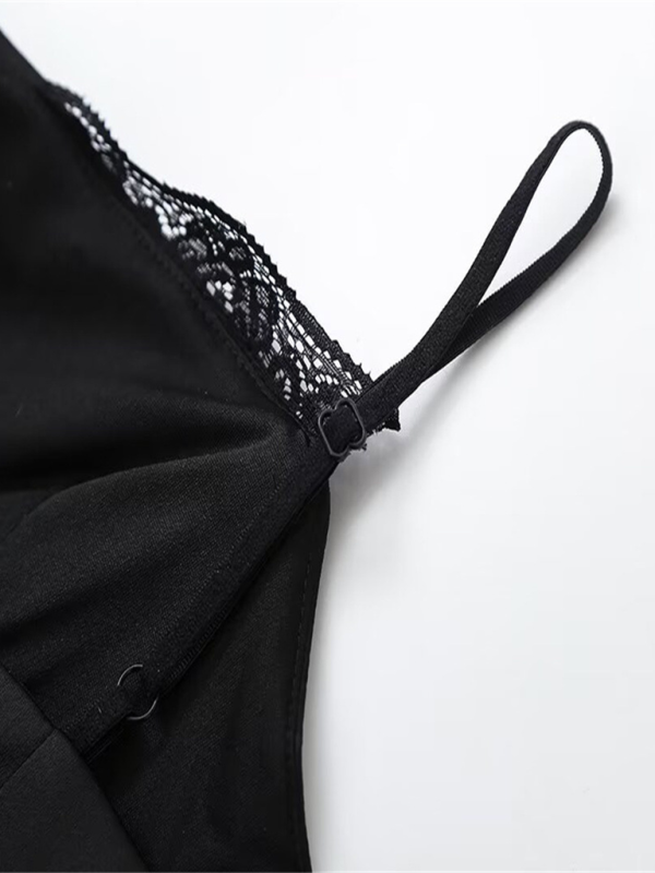 Camisole féline en satin imprimé léopard avec détails en dentelle délicate