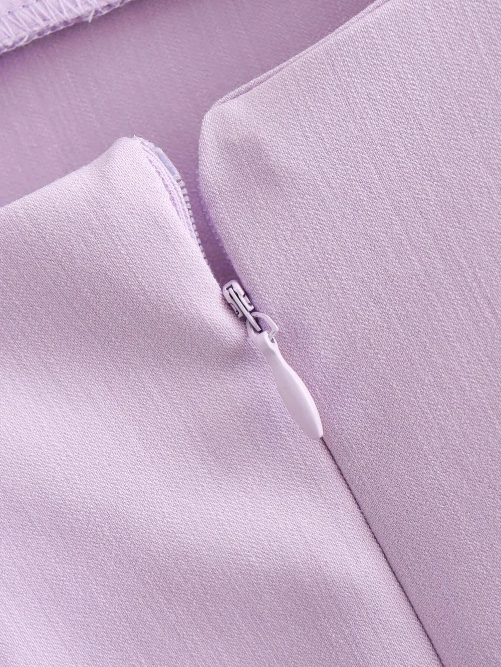 Mini-robe lilas à col carré pour un look élégant