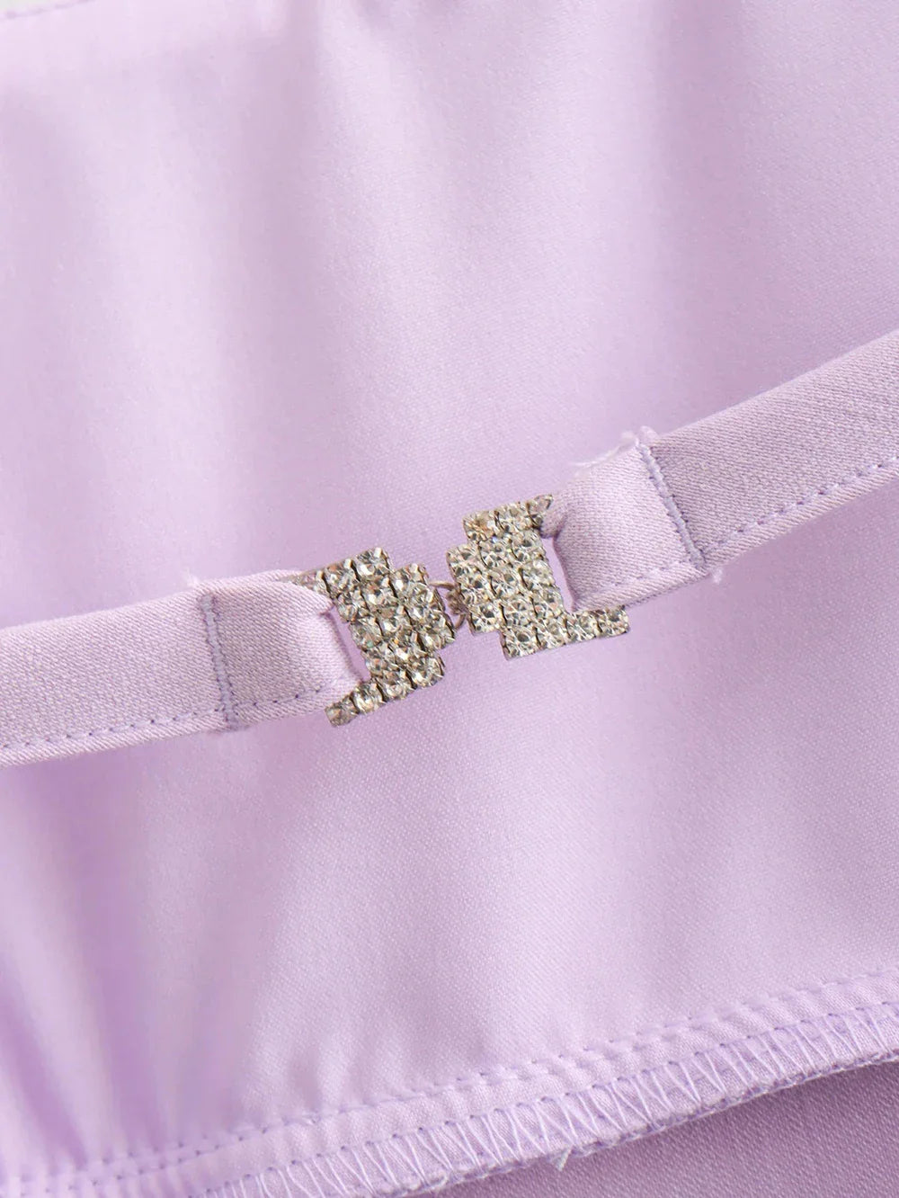 Mini-robe lilas à col carré pour un look élégant