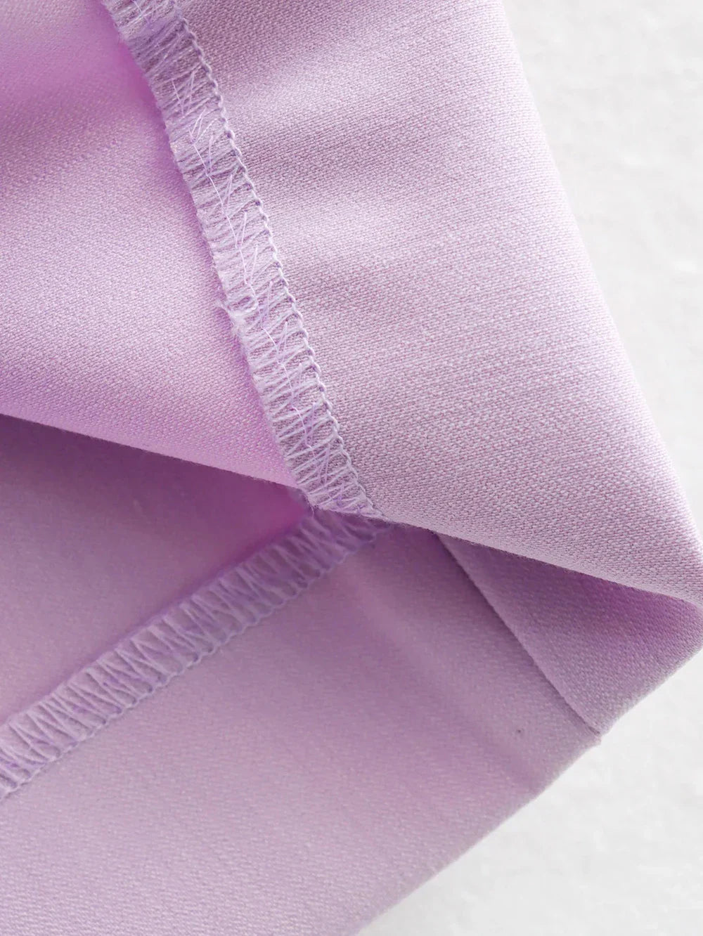 Mini-robe lilas à col carré pour un look élégant