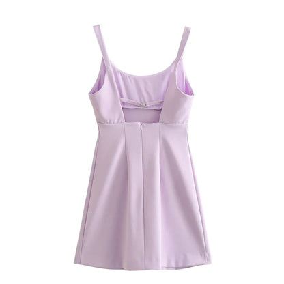 Mini-robe lilas à col carré pour un look élégant