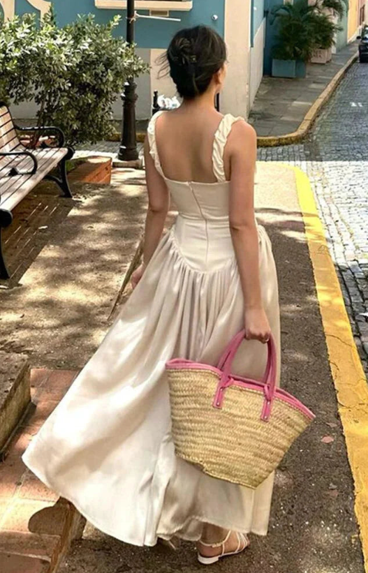 Schwarzes Kleid für romantische Abendessen und Hochzeiten im Freien