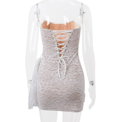 Robe de cocktail corset en dentelle florale avec queue