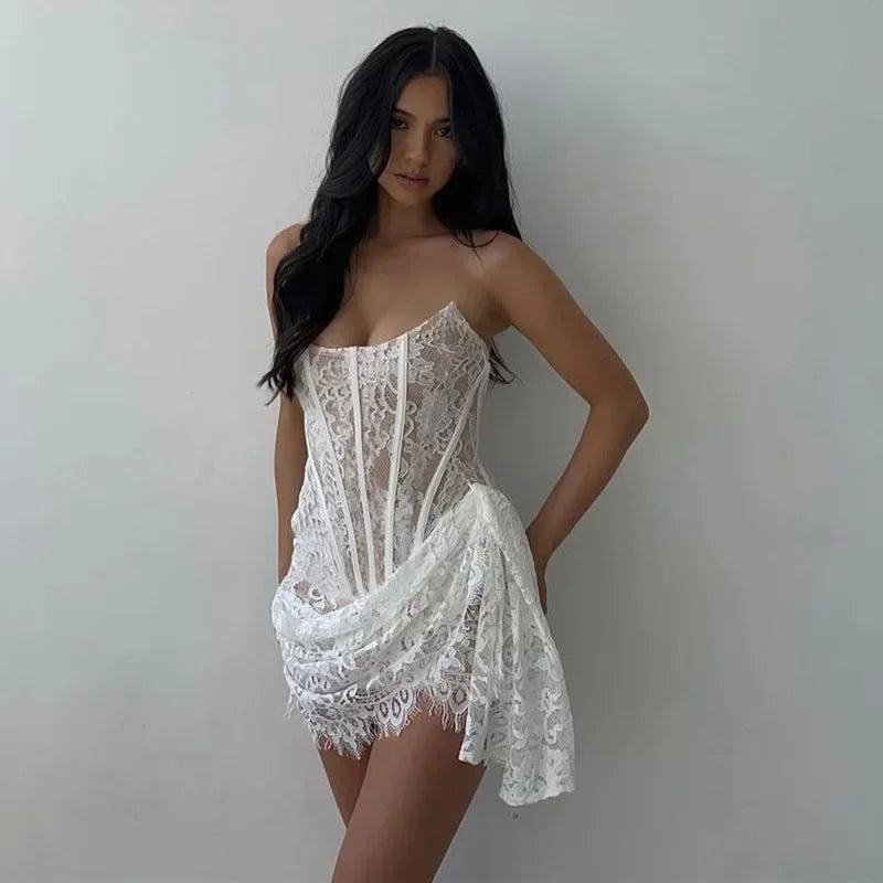 Robe de cocktail corset en dentelle florale avec queue