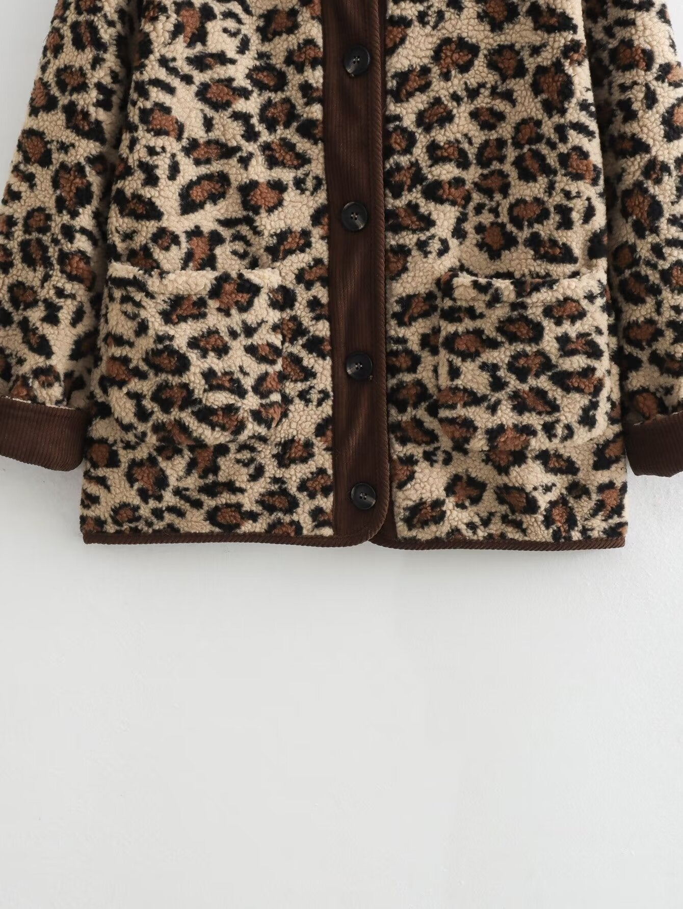 Damen-Cardigan mit übergroßer Plüsch-Leopardenjacke