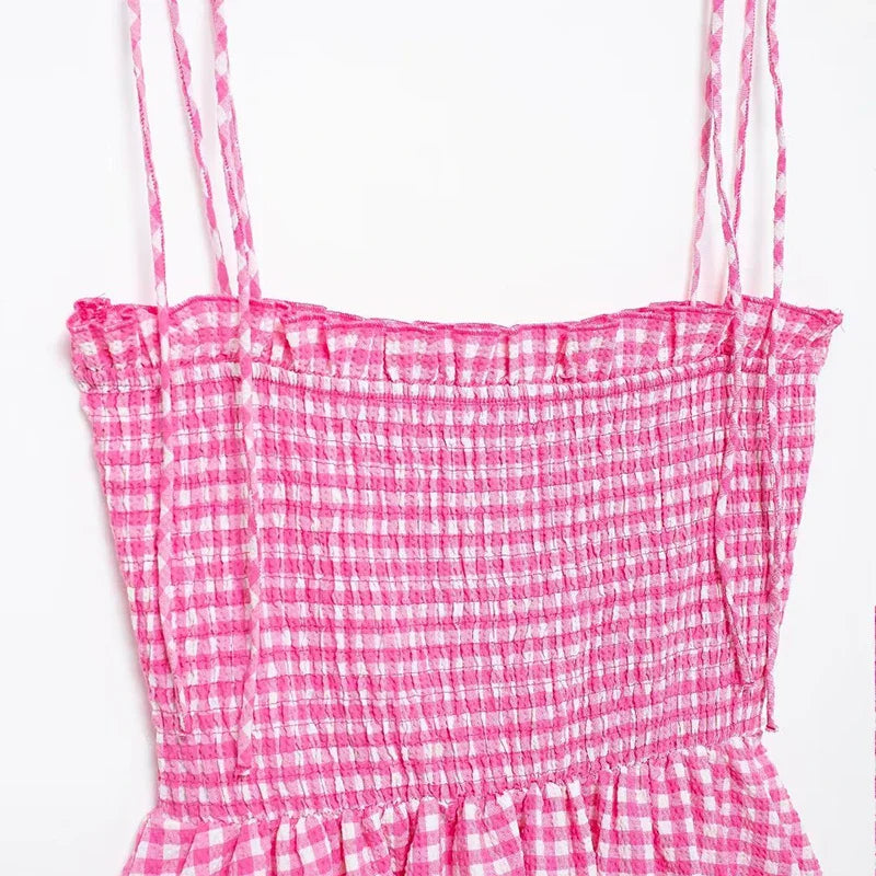 Hübsches rosa Sommerkleid mit Stufen-Gingham-Muster