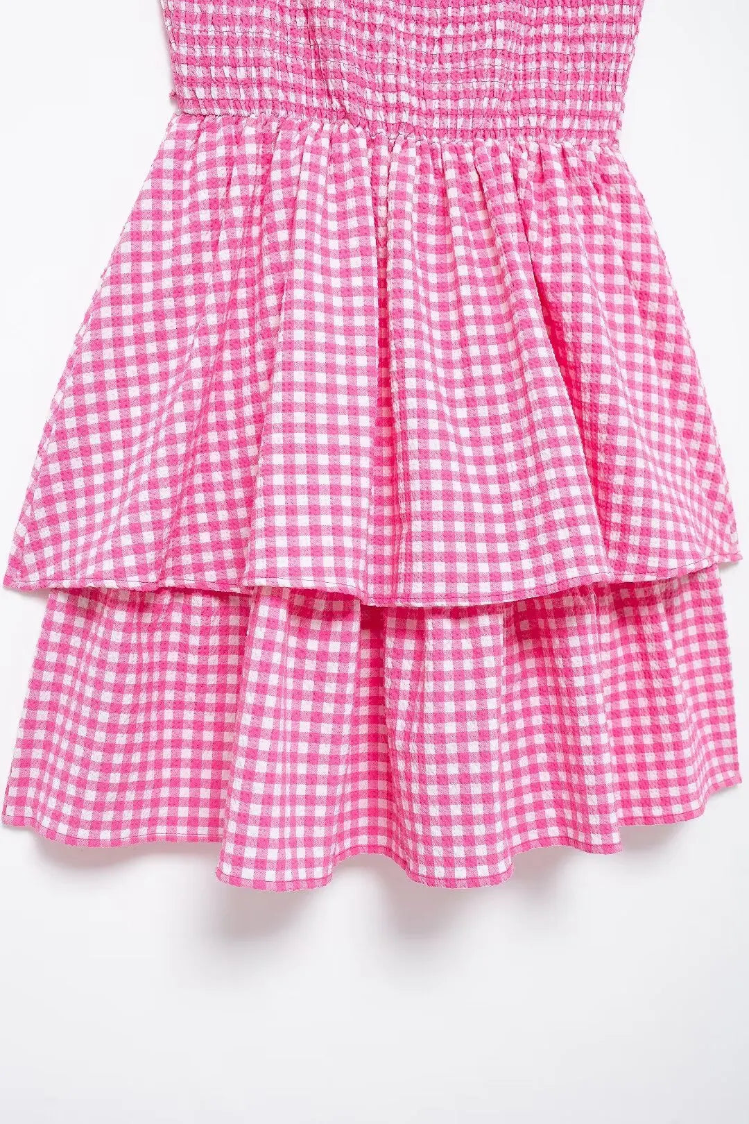 Hübsches rosa Sommerkleid mit Stufen-Gingham-Muster