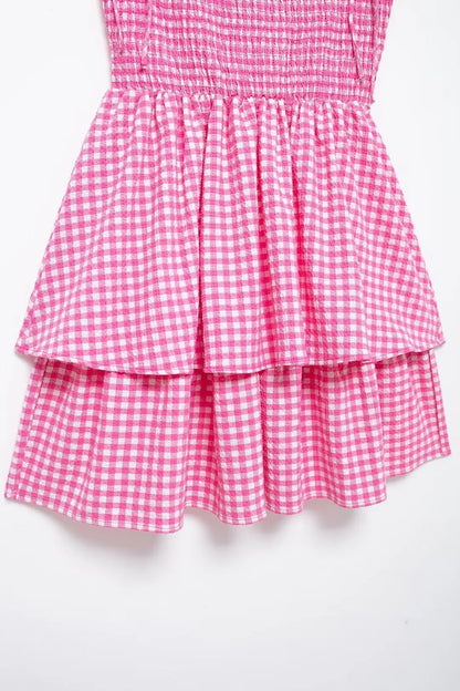 Hübsches rosa Sommerkleid mit Stufen-Gingham-Muster