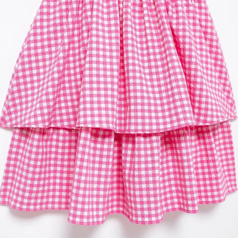 Hübsches rosa Sommerkleid mit Stufen-Gingham-Muster