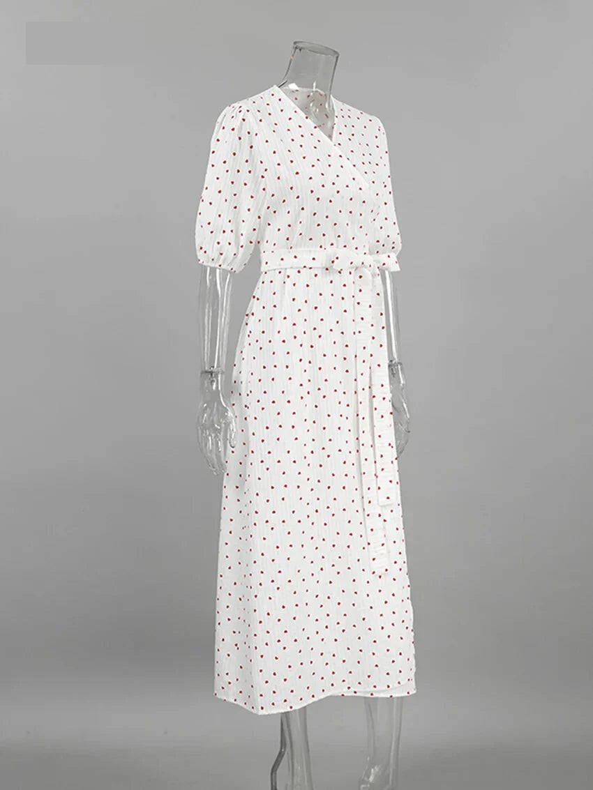 Robe mi-longue à motif cœur et cache-cœur romantique pour les sorties décontractées :