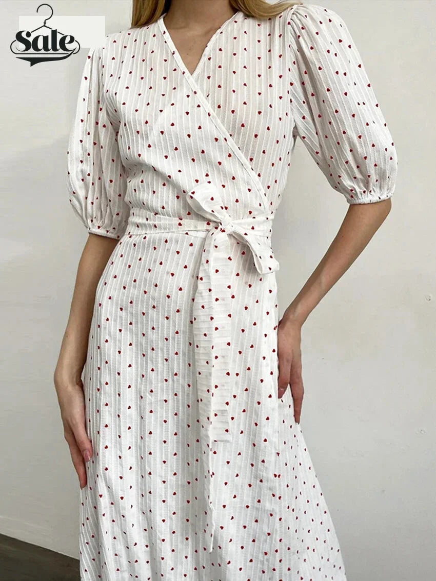 Robe mi-longue à motif cœur et cache-cœur romantique pour les sorties décontractées :