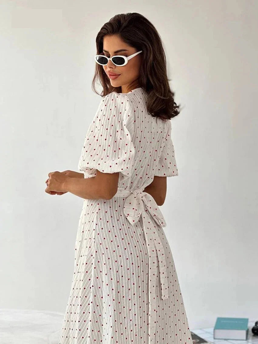 Robe mi-longue à motif cœur et cache-cœur romantique pour les sorties décontractées :