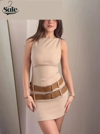 Figurbetontes Minikleid mit Doppelgürtel für sommerliche Cocktailpartys