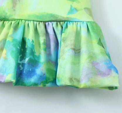 Mini-robe à imprimé vert abstrait avec col bénitier - Parfaite pour les fêtes