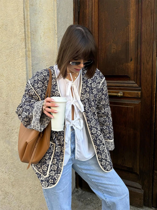 Marineblaue Steppjacke mit Blumenmuster für jeden Tag