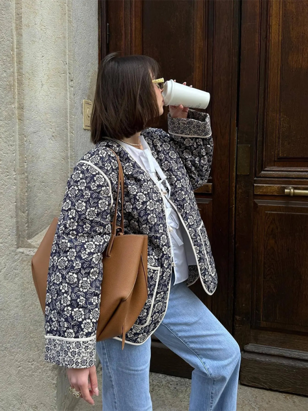 Marineblaue Steppjacke mit Blumenmuster für jeden Tag