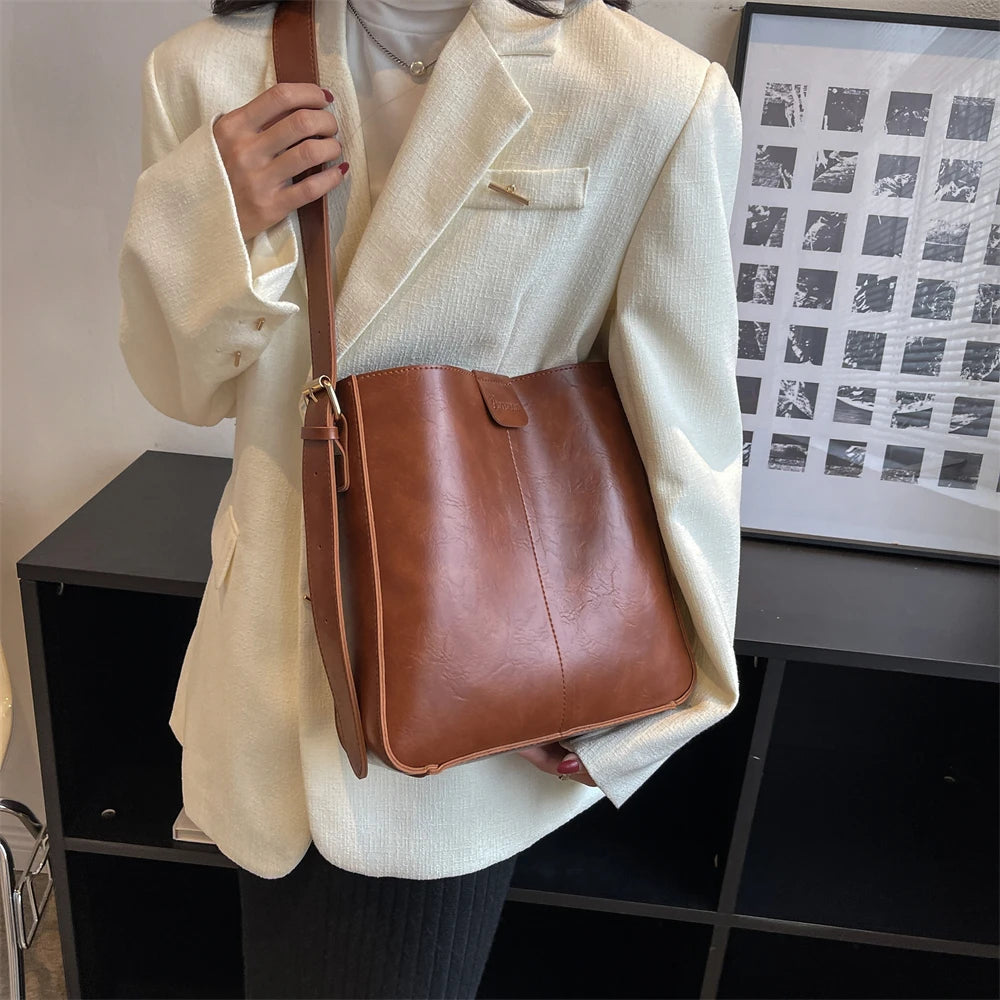 Shoulder Bags - Chic Urbanite Leather Tote with Versatile Pouch