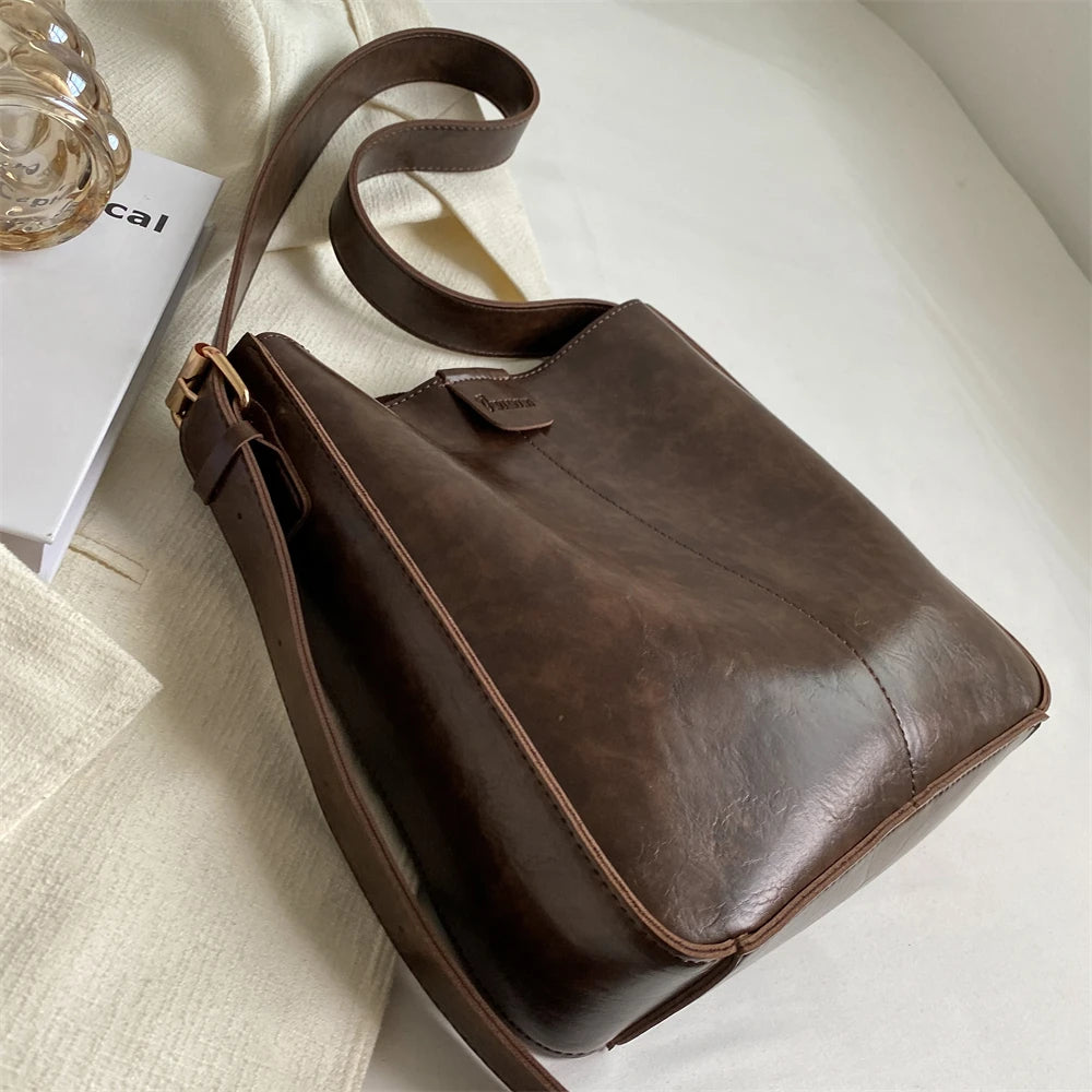 Shoulder Bags - Chic Urbanite Leather Tote with Versatile Pouch