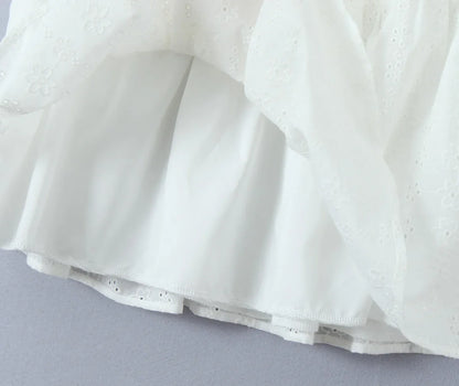 Robe en dentelle à œillets floraux de style mariage d'été