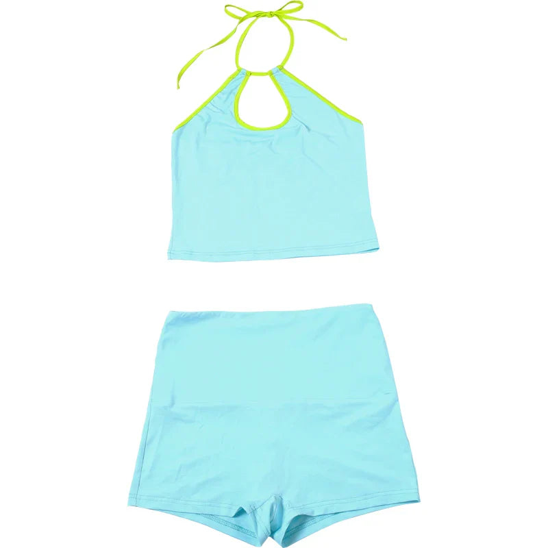 Kräftiges Neon-Set aus Neckholder und Shorts für die aktive Frau