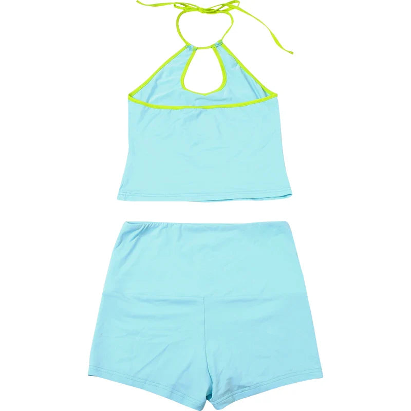 Kräftiges Neon-Set aus Neckholder und Shorts für die aktive Frau