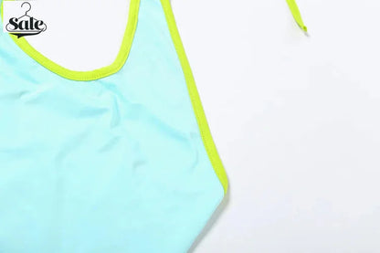 Kräftiges Neon-Set aus Neckholder und Shorts für die aktive Frau