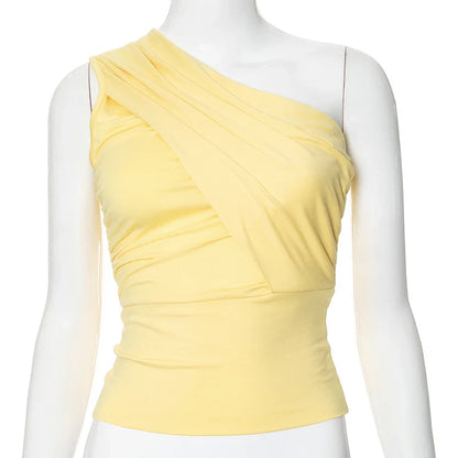 Sommerliches One-Shoulder-Top mit seitlichen Details für sonnige Tage