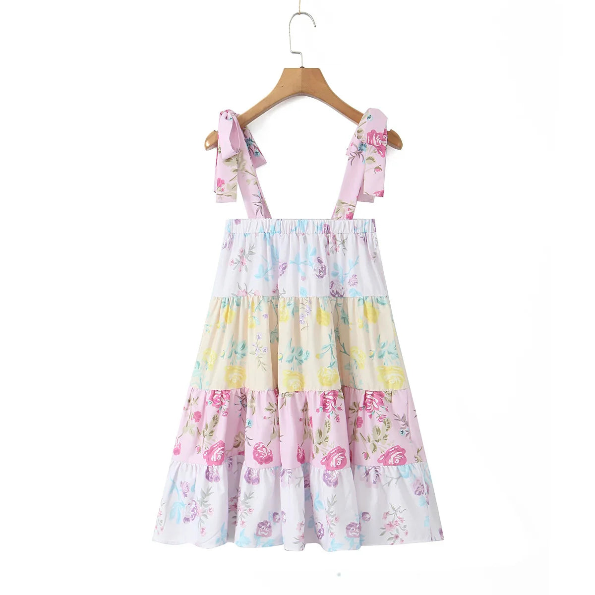 Trendiges Sommerkleid mit Blumenmuster, Trägern und Stufendesign