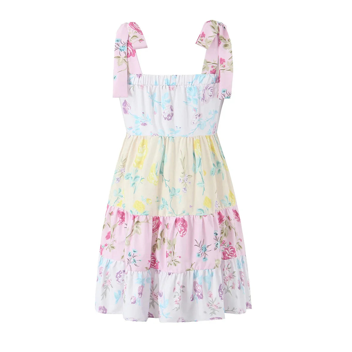 Trendiges Sommerkleid mit Blumenmuster, Trägern und Stufendesign