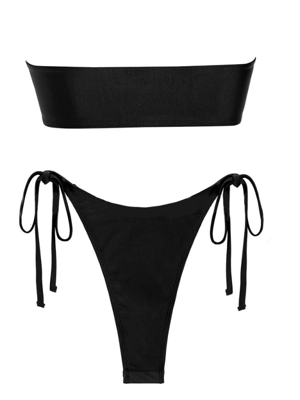 Glänzende zweiteilige String-Ring-Bademode – Bandeau-Schlauch-BH und seitlich gebundener Bikini