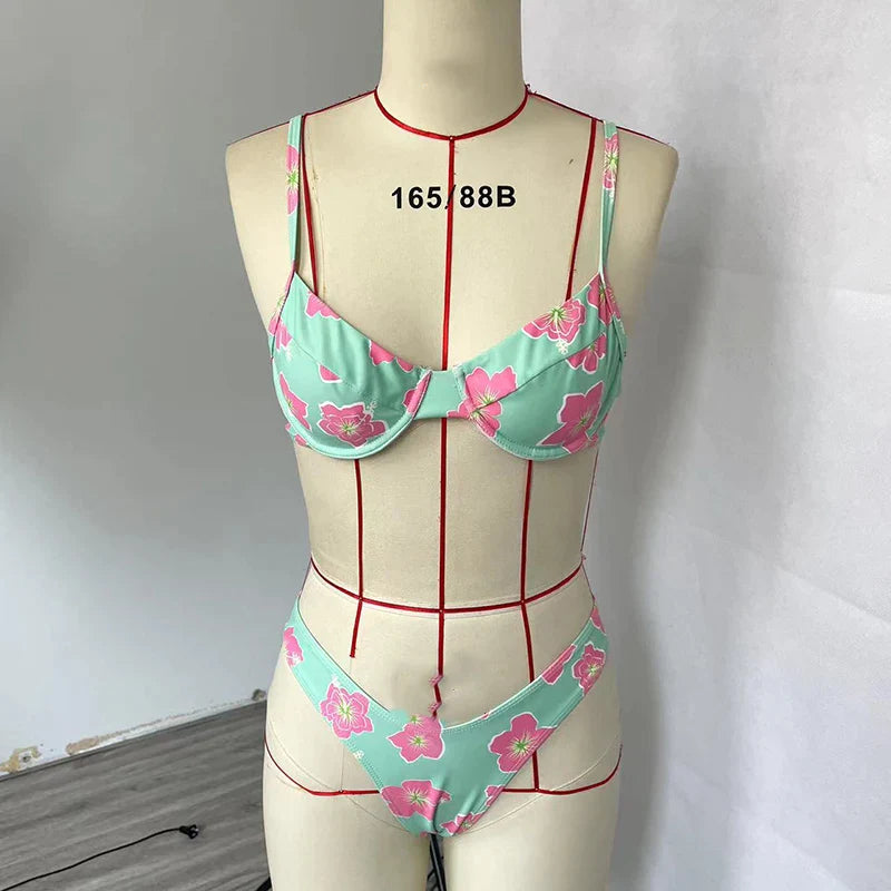 Zweiteiliger Badeanzug mit Bügel und Blumenmuster – Push-Up-BH und Bikini