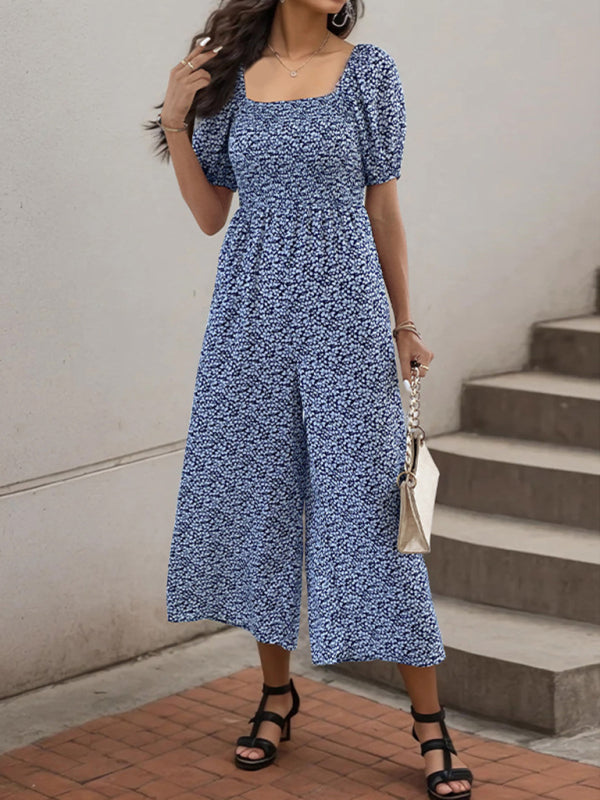 Overall mit Blumendruck – Damen-Playsuit mit quadratischem Ausschnitt und weitem Bein und gesmoktem Oberteil