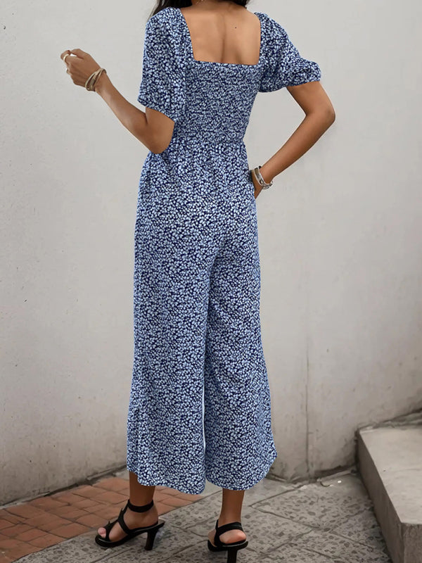 Overall mit Blumendruck – Damen-Playsuit mit quadratischem Ausschnitt und weitem Bein und gesmoktem Oberteil