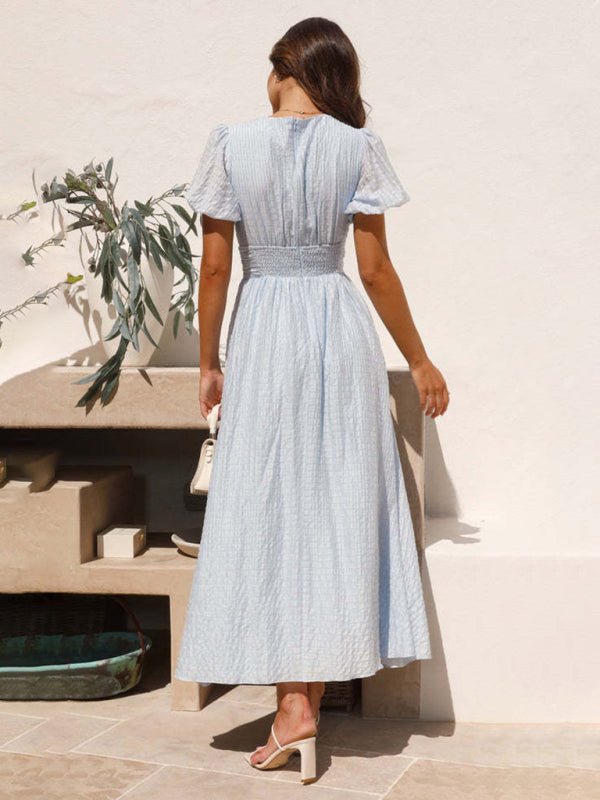 Robe mi-longue texturée à col plongeant et taille smockée 