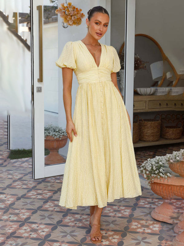 Robe mi-longue texturée à col plongeant et taille smockée 